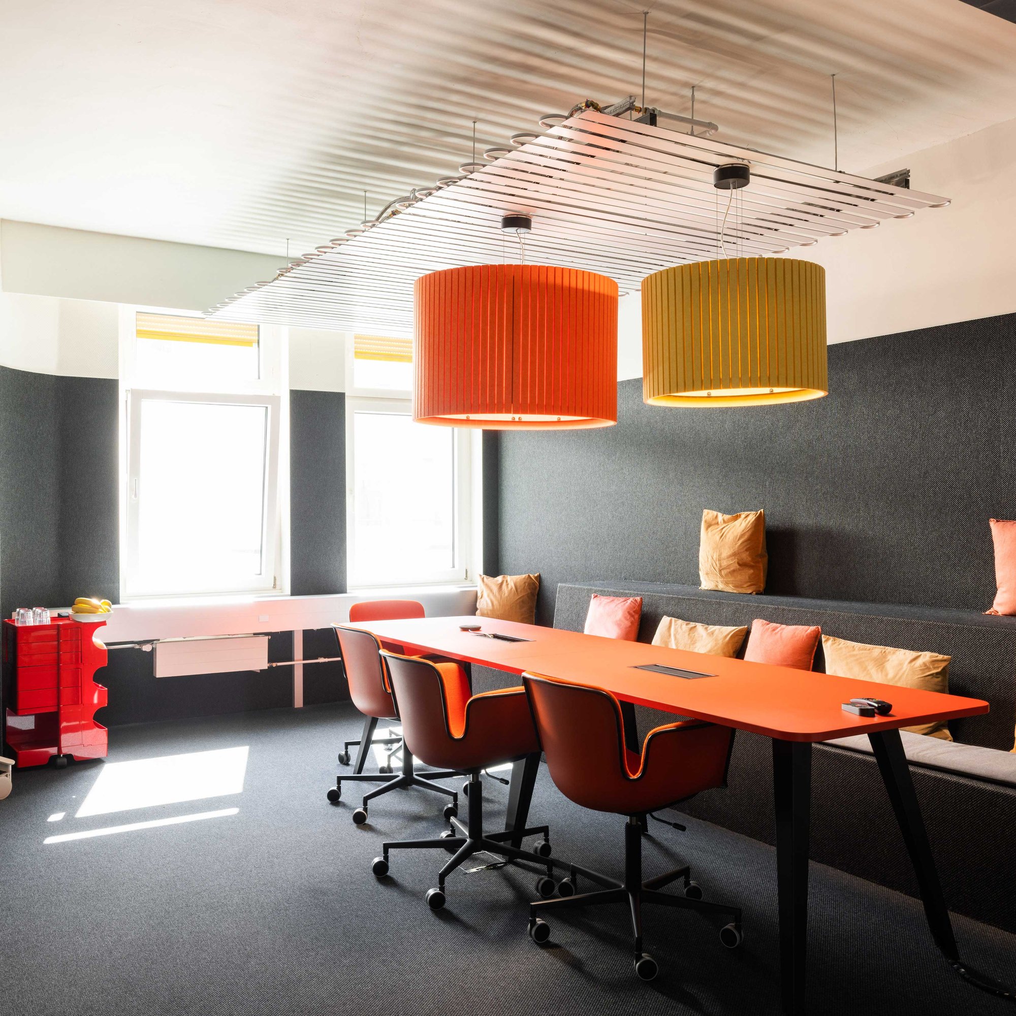 Meeting-Room-Elara-Headsquarter-Handelshof-allink__H8A4648-square